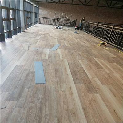 PVC塑膠地板與實木地板 商用空間地面材料的科學(xué)選擇